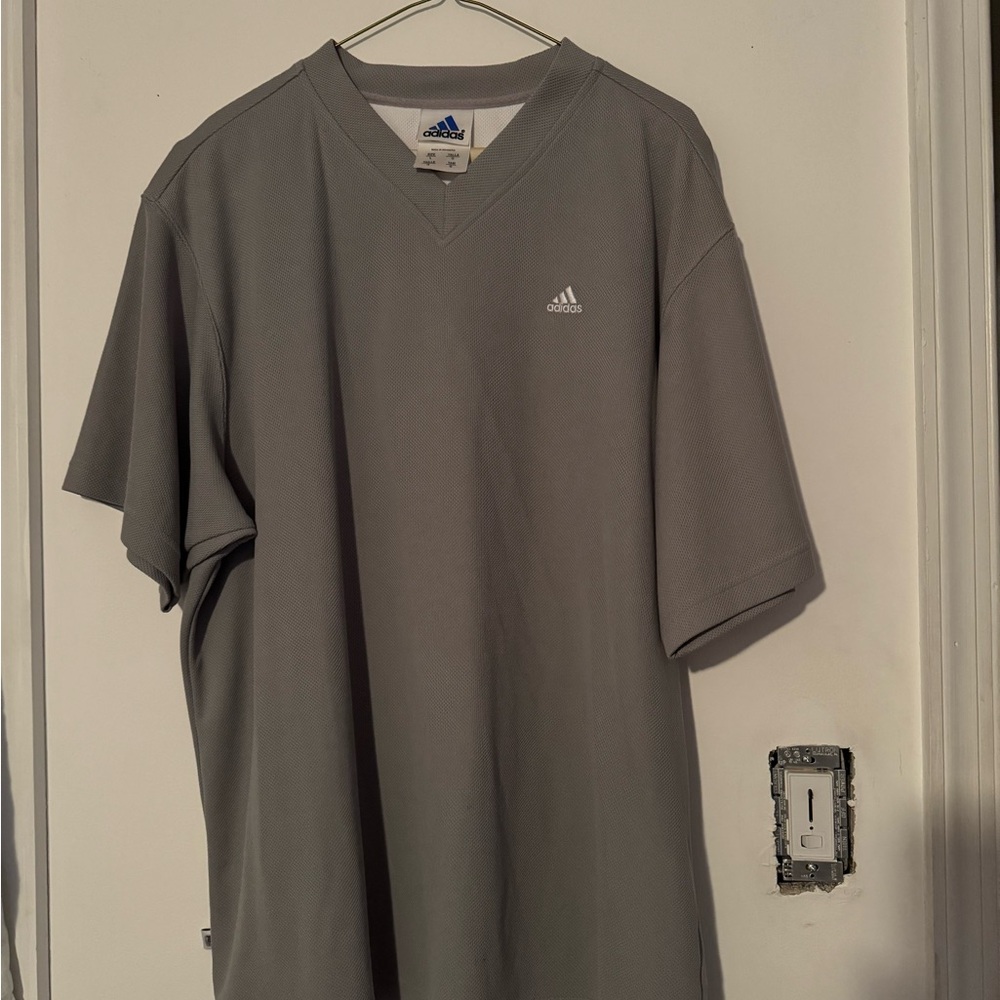MEN’S ADIDAS, V NECK BASKETBALL TEE SHIRT. GRAY. LARGE